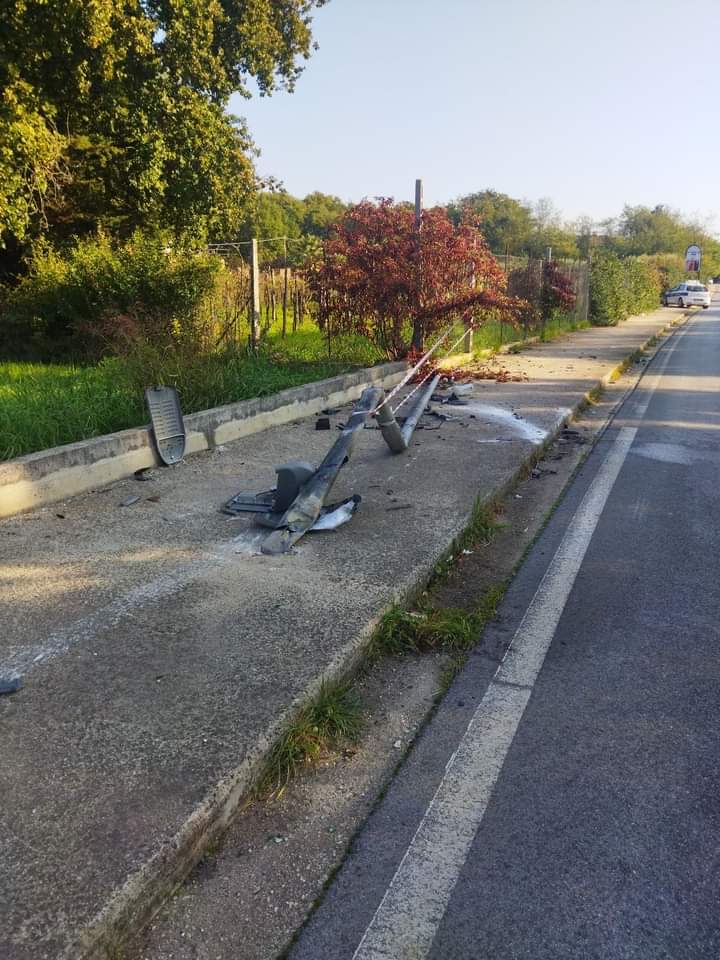 RIARDO, AUTO CONTRO UN PALO DELLA PUBBLICA ILLUMINAZIONE
