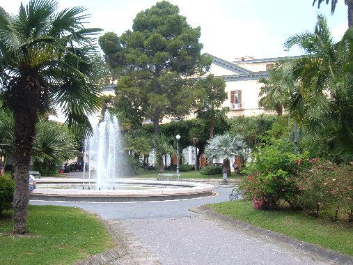 PIAZZA VANVITELLI: DA LUNEDÌ 11 NOVEMBRE PARTIRANNO I LAVORI PER IL RIPRISTINO DELLA PAVIMENTAZIONE IN BASOLATO