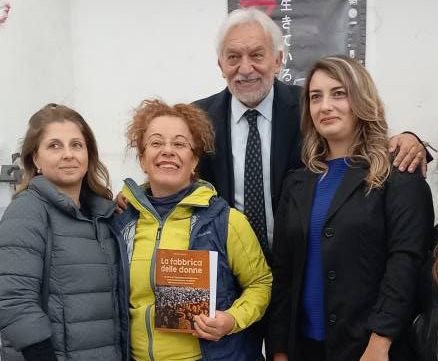 UN LUOGO DELLA CITTÀ E UNA STATUA ALLE OPERAIE TABACCHINE DI SPARANISE