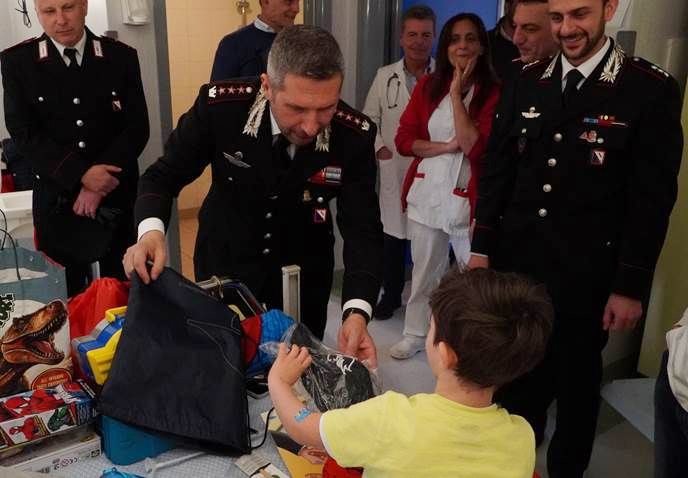 CASERTA, NATALE ANTICIPATO PER I BAMBINI DEL REPARTO DI PEDIATRIA DELL’OSPEDALE . I CARABINIERI CONSEGNANO I DONI AI PICCOLI DEGENTI