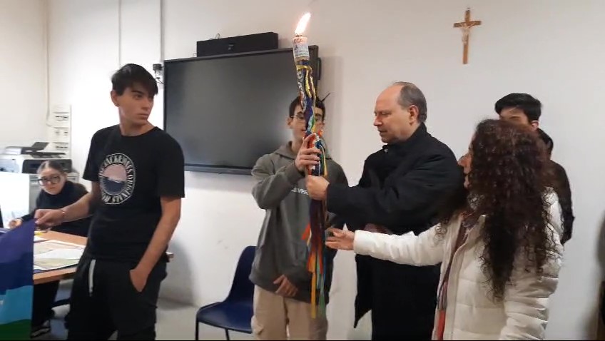 LA FIACCOLA DELLA PACE RITORNA A TEANO E INSCENA CON GLI ALUNNI DELL’ALBERGHIERO UN FLASH MOB PER LA PACE IN UCRAINA E GAZA