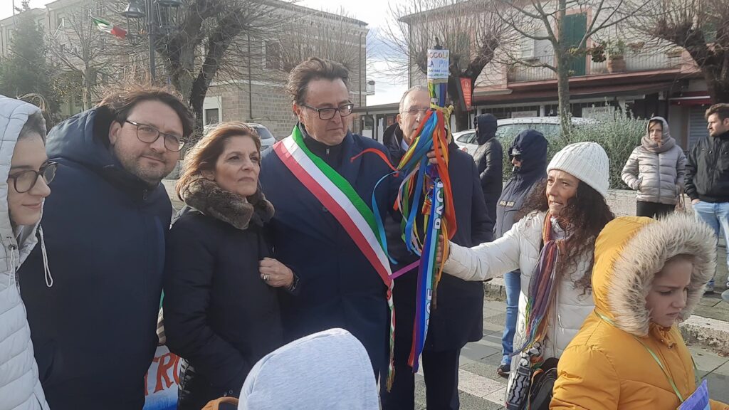 A MIGNANO MONTE LUNGO LA FIACCOLA DELLA PACE PORTA IL VENTO DELLA PACE