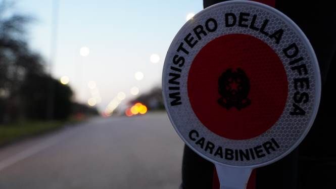 CASAL DI PRINCIPE, FORZA IL POSTO DI BLOCCO E TENTA DI INVESTIRE UN CARABINIERE. 22ENNE ARRESTATO DOPO INSEGUIMENTO