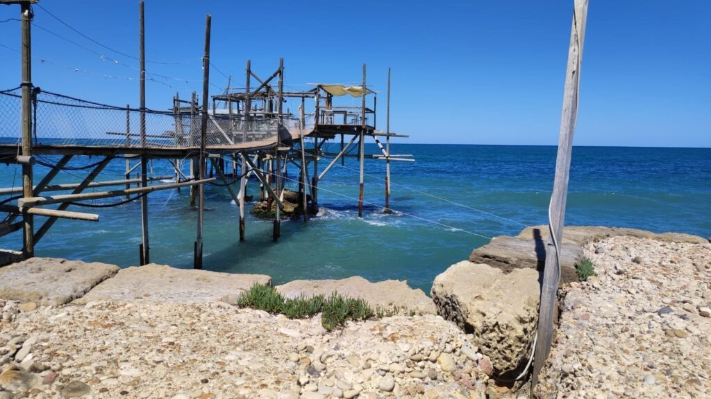 CASTEL VOLTURNO, AL VIA LE DEMOLIZIONI DELLE STRUTTURE DA PESCA ABUSIVE