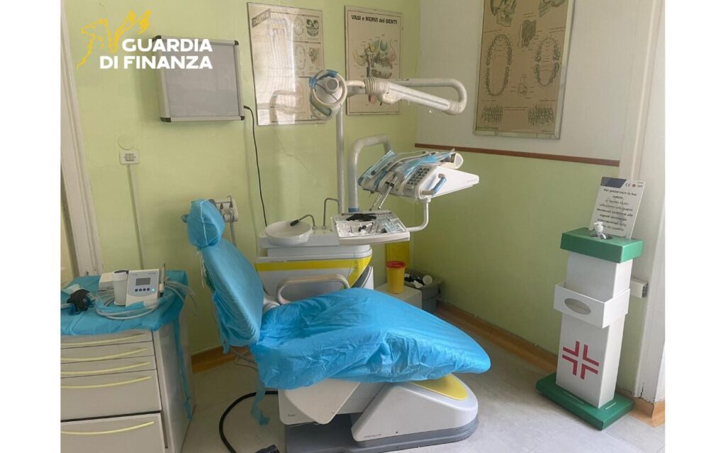 FINTI DENTISTI NEL MIRINO DELLE FIAMME GIALLE: DUE STUDI ODONTOIATRICI COMPLETAMENTE ABUSIVI SOTTOPOSTI A SEQUESTRO