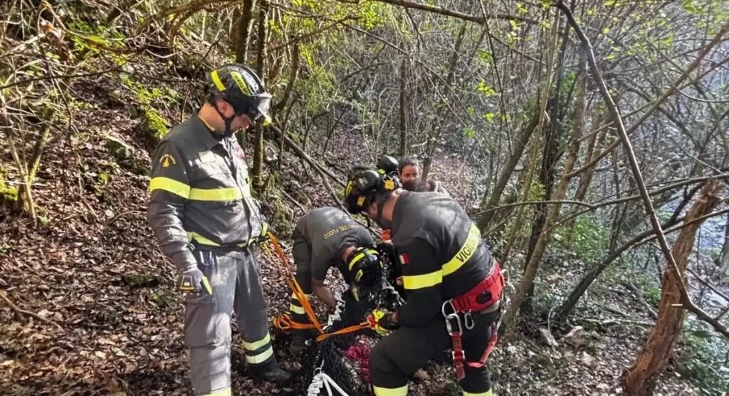 SANT’AGATA DE’ GOTI, ANZIANO PRECIPITA IN UN DIRUPO, RECUPERATO DAI VIGILI DEL FUOCO
