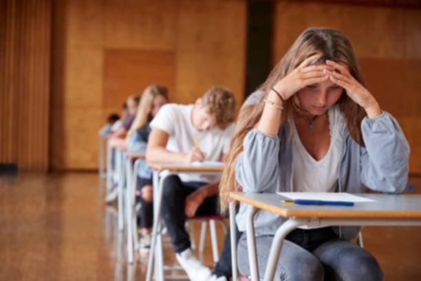 SANNIO, STUDENTE MODELLO SORPRESO CON IL TELEFONINO ALL’ESAME, ESPULSO MA IL TAR LO RIAMMETTE