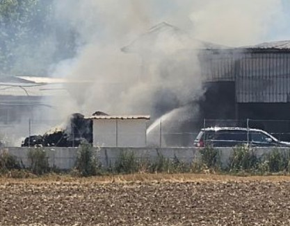 FIAMME ALTISSIME IN LOCALITÀ PANTANI, BRUCIA L’AZIENDA AGRICOLA DURANTE