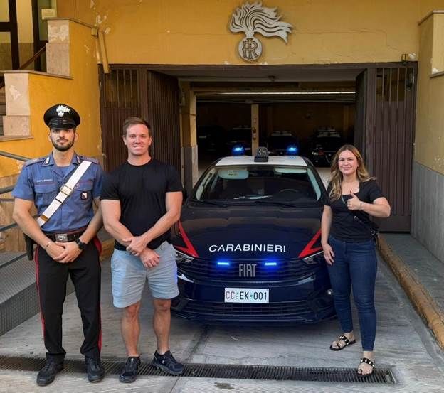 AVERSA (CE). I CARABINIERI RICONSEGNANO A UNA TURISTA AMERICANA IL BORSELLO CON 800 EURO CHE AVEVA SMARRITO