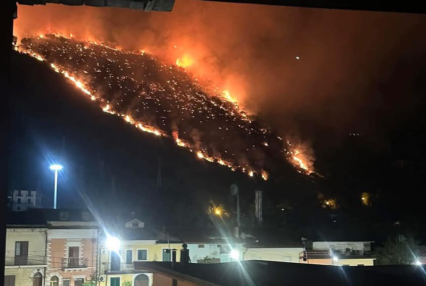 PIEDIMONTE MATESE, BRUCIA MONTE CILA, I PIROMANI COLPISCONO DI NOTTE