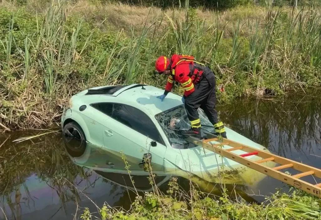 VENAFRO, SI RIBALTA CON L’AUTO E FINISCE IN UN TORRENTE