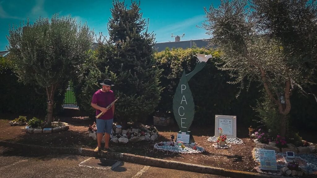 ALIFE, L’ARTISTA GRIMALDI IN ARTE FLY, OMAGGIA L’ALBERO DELLA PACE CON L’INNO DI PACE SALENTINO