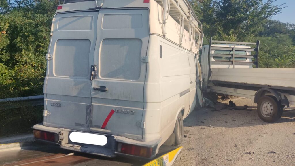 AMOROSI, DUE FURGONI IN COLLISIONE. NESSUN FERITO