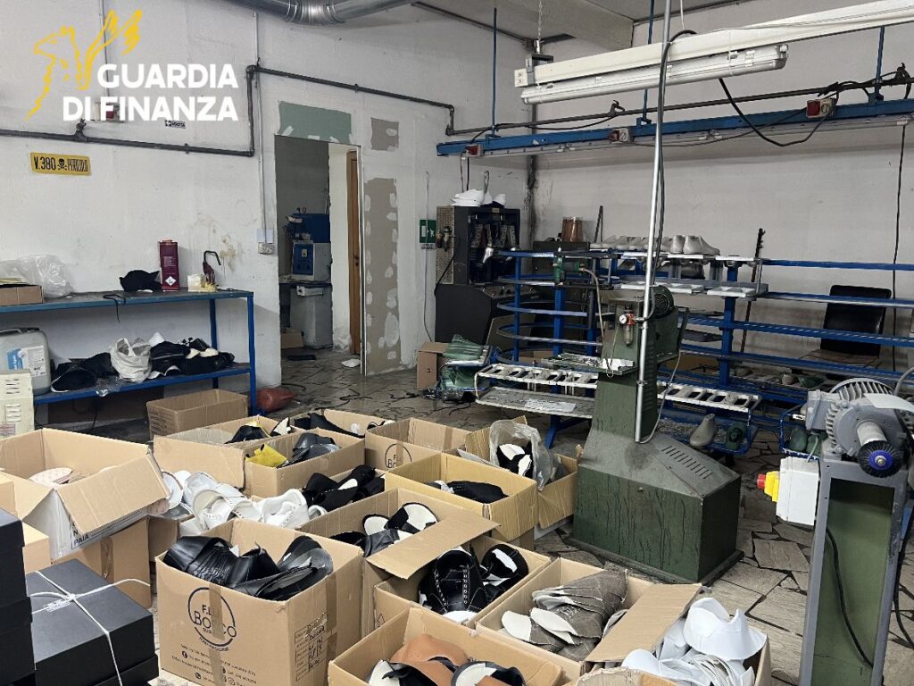 SEQUESTRATO A LUSCIANO UN CALZATURIFICIO ABUSIVO REALIZZATO IN UN GARAGE