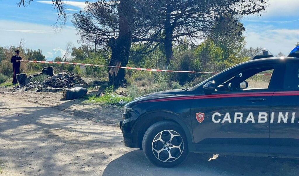 MONDRAGONE, SCOPERTI RIFIUTI TOSSICI LUNGO VIALE DEI LAGHETTI: AREA SEQUESTRATA DAI CARABINIERI