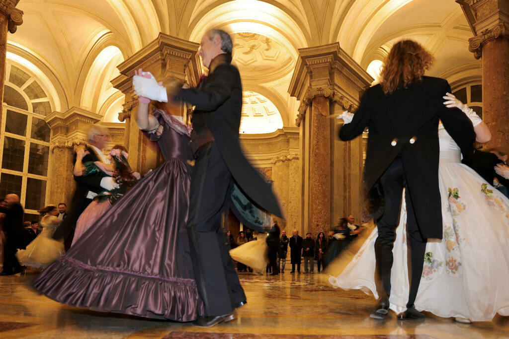 DOMENICA 9 NOVEMBRE IL GRAN BALLO DELLE REGINE ALLA REGGIA DI CASERTA