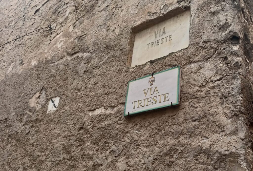 FURTO AD ALVIGNANO, I LADRI ENTRANO DALLA FINESTRA ED ESCONO CON NUMEROSI OGGETTI DI VALORE