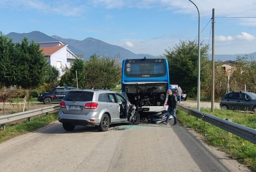 AMOROSI, SCHIANTO FRA PULLMAN E AUTO FERITO IL CONDUCENTE DELL’AUTO