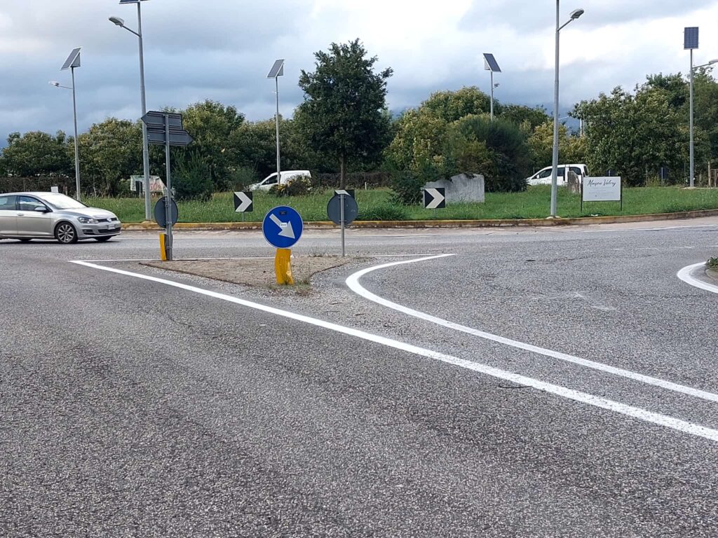 STRADE PROVINCIALI SEMPRE PIÙ DISAGIATE: LA ROTONDA DI BARIGNANO DIVENTA UN PERICOLO QUOTIDIANO