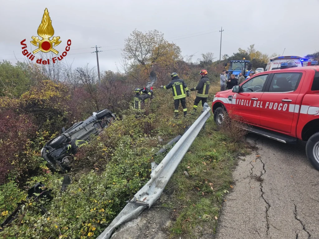 MOLISE, AUTO NEL BURRONE, I VIGILI DEL FUOCO IMPEGNATI NEL SOCCORSO
