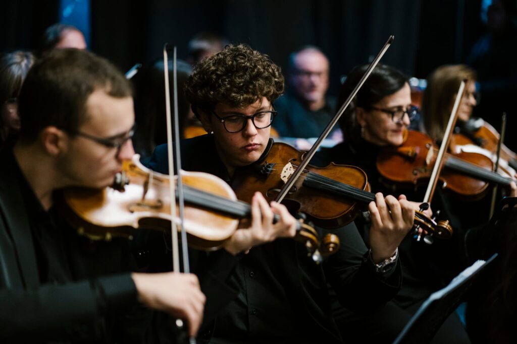 CAPUA, TEATRO RICCIARDI. 21 NOVEMBRE 2025 ARMONIE SENZA TEMPO”, UN VIAGGIO SINFONICO NELLA TRADIZIONE CLASSICA. AL VIA LA STAGIONE SINFONICA