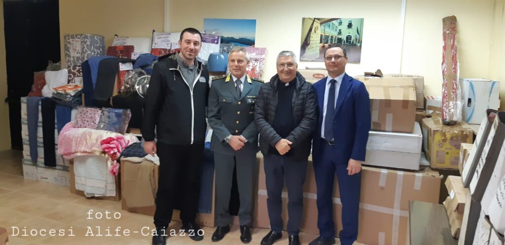 PIEDIMONTE MATESE, LA GUARDIA DI FINANZA DONA CAPI DI ABBIGLIAMENTO ALLA CARITAS DIOCESANA
