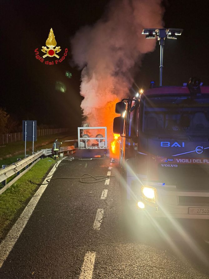 AUTOARTICOLATO IN FIAMME SULL’A1 DIREZIONE ROMA
