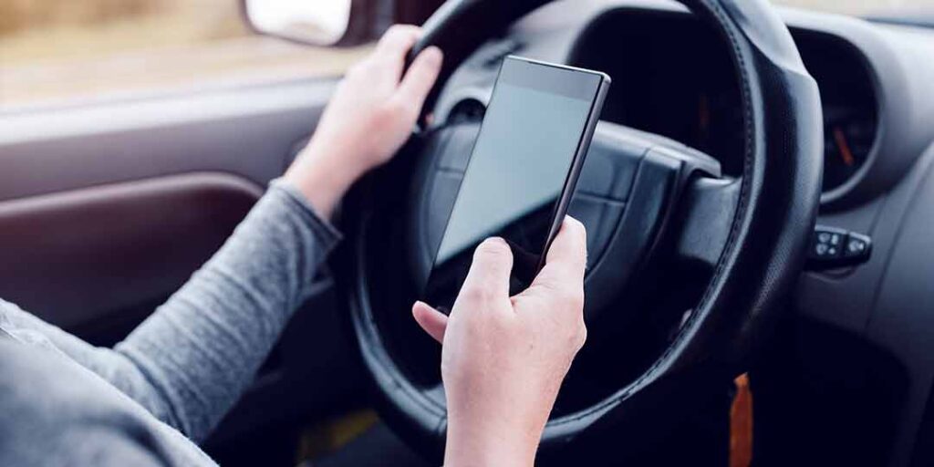 MAGNANO DI TEANO, USA IL TELEFONO MENTRE GUIDA. BECCATA