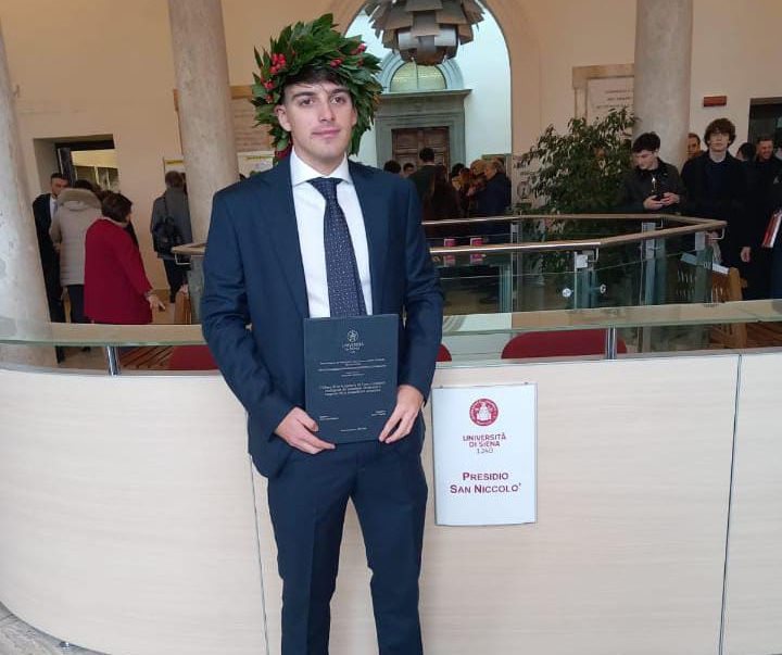 LAUREA – SIENA, CONFETTI ROSSI E CORONA DI ALLORO PER ENRICO CAPPELLO