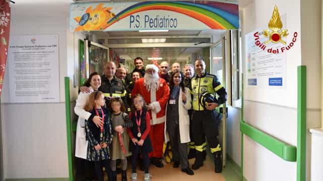 I VIGILI DEL FUOCO IN VISITA AI BAMBINI RICOVERATI ALL’OSPEDALE DI CASERTA