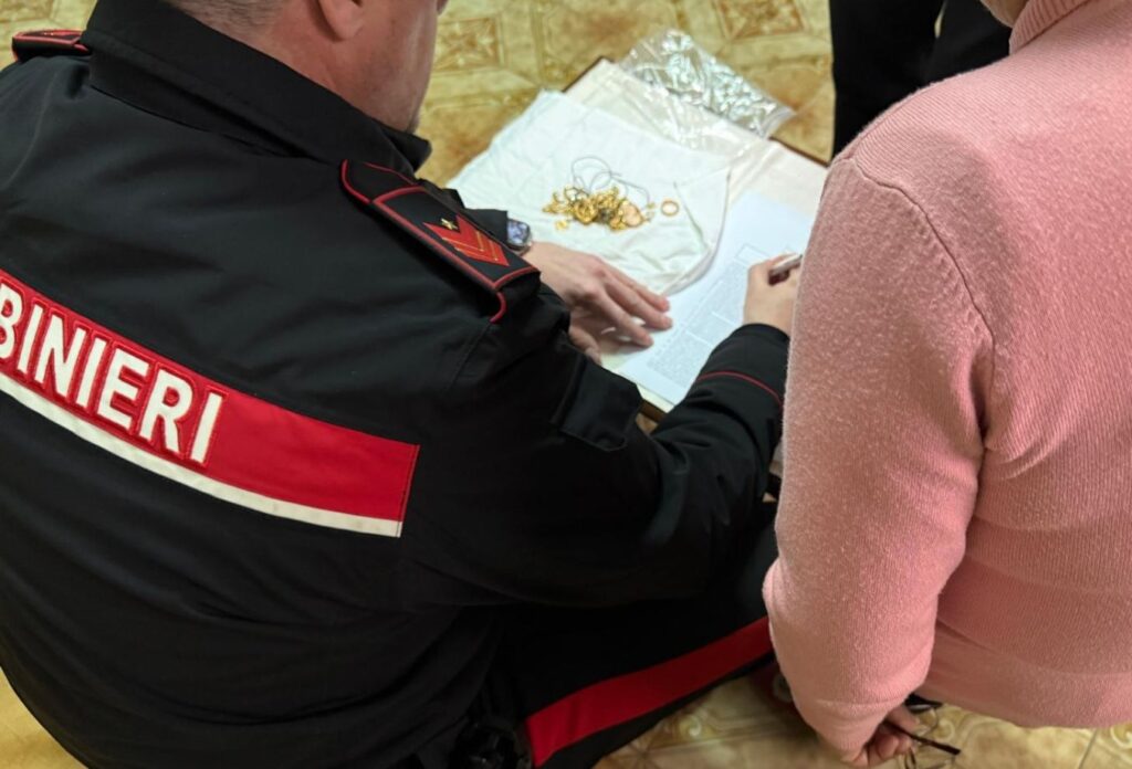 CAIAZZO (CE), I CARABINIERI RESTITUISCONO I MONILI IN ORO ALL’ANZIANA VITTIMA DELLA TRUFFA DEL “FINTO CARABINIERE”