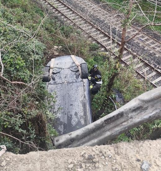 AUTO ELETTRICA PRECIPITA DA CAVALCAVIA A CASAGIOVE, FERITO IL CONDUCENTE