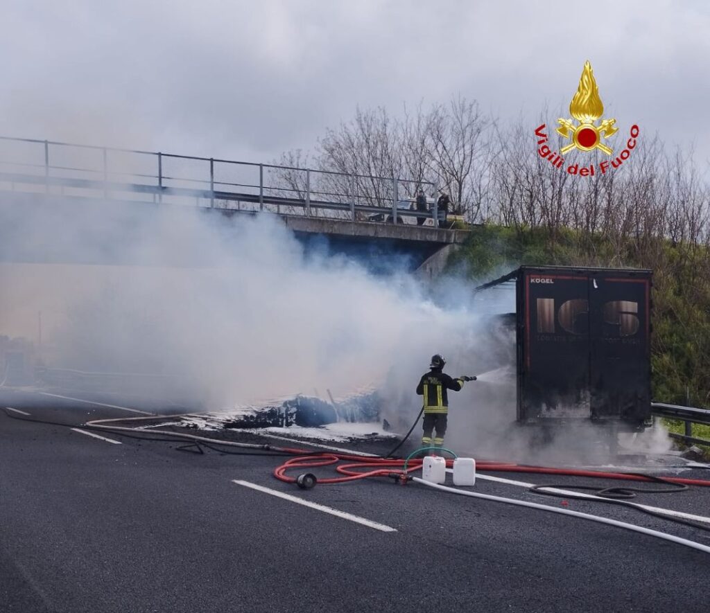 AUTOARTICOLATO IN FIAMME SULL’A1 TRA CAIANELLO E CAPUA: AUTOSTRADA ...