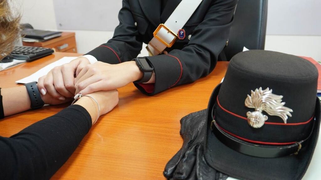 AVERSA, ANNI DI VIOLENZE E MINACCE ALLA MADRE: 46ENNE ARRESTATO DAI CARABINIERI DOPO L’ENNESIMA AGGRESSIONE