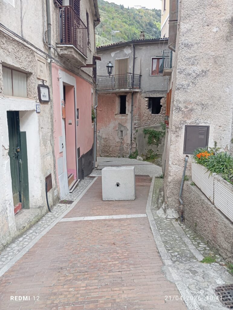 PIEDIMONTE MATESE, LARGO SAN SEBASTIANO, UN BLOCCO DI CEMENTO E LA FINE DELLA STRADA