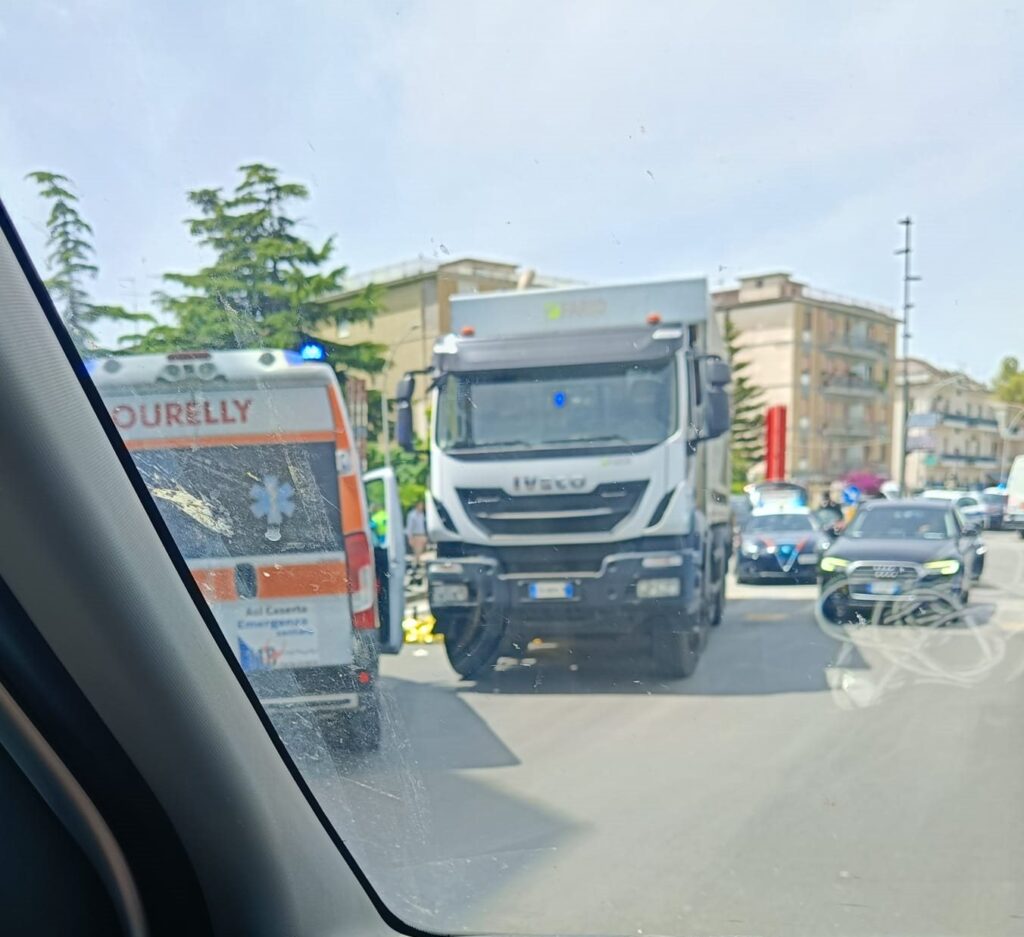 CAPUA, TRAGEDIA AL QUADRIVIO CAPUTO: MOTOCICLISTA MUORE SOTTO UN CAMION