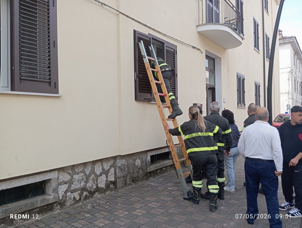 PIEDIMONTE MATESE, ALLARME IN VIA CASO, I VIGILI DEL FUOCO ENTRANO DALLA FINESTRA