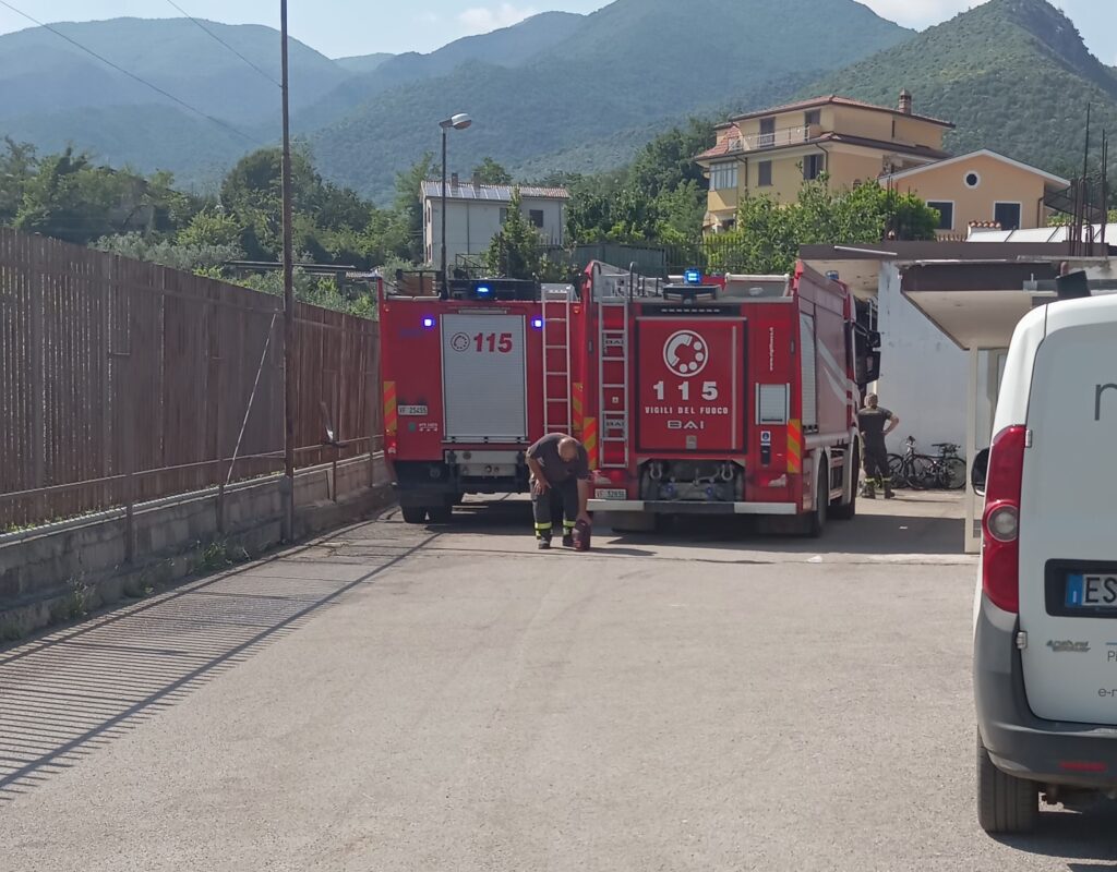 PIEDIMONTE MATESE, BRUCIA LA LAVANDERIA DI VIA RAVEGONE, SUL POSTO LE SQUADRE DEI VIGILI DEL FUOCO