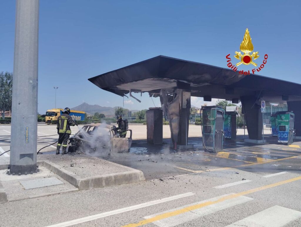 AUTO IN FIAMME NELL’AREA DI SERVIZIO SAN NICOLA OVEST: DANNEGGIATE ANCHE LE COLONNINE DI RICARICA ELETTRICA