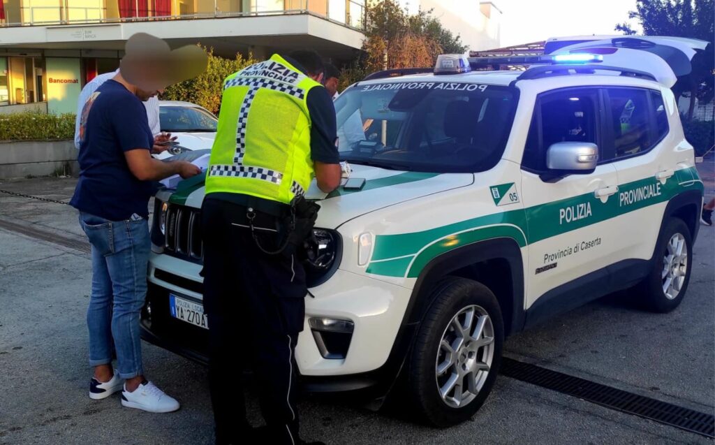 DENUNCIATE PARCHEGGIATORI ABUSIVI ALLA REGGIA DI CASERTA