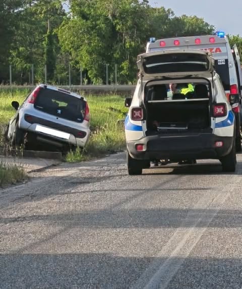 CAIAZZO, AUTO FUORI STRADA SULLA SP 330 VICINO ALL’EX MACELLO