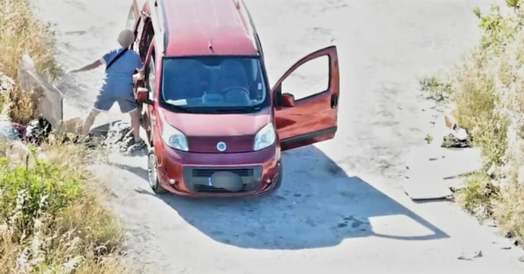 ORTA DI ATELLA, ABBANDONA AMIANTO TRITURATO E RIFIUTI EDILI IN STRADA: DENUNCIATO DALLA POLIZIA PROVINCIALE E PATENTE RITIRATA