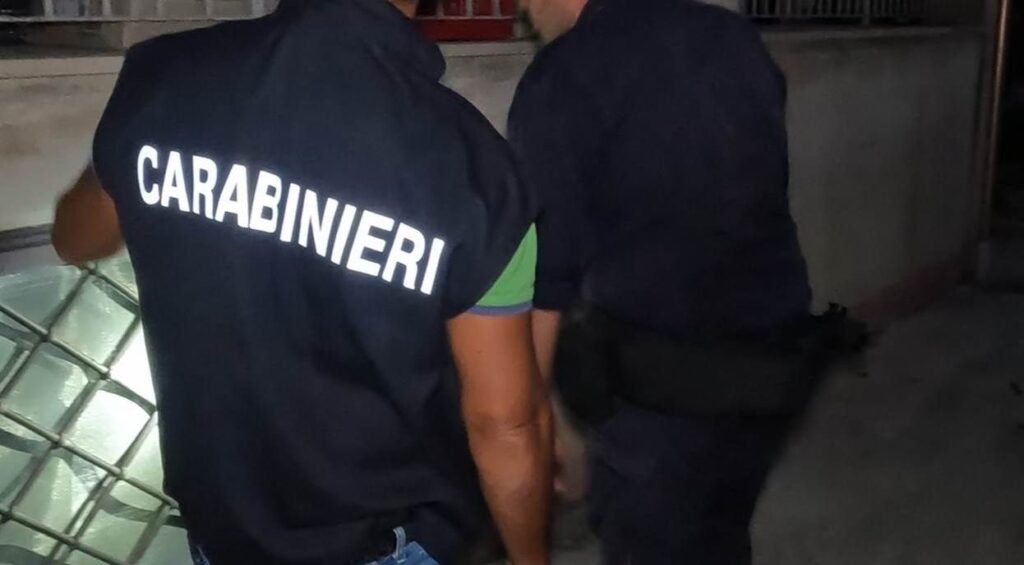 CASAPULLA, SORPRESO MENTRE RECUPERA LA DROGA DA UN NASCONDIGLIO: ARRESTATO 43ENNE, SEQUESTRATE 70 DOSI DI CRACK