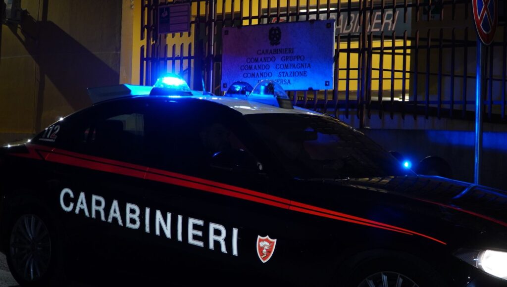 TRENTOLA DUCENTA, TENTA DI UCCIDERE IL PADRE CON UN COLTELLO E AGGREDISCE MADRE E FRATELLO: ARRESTATO