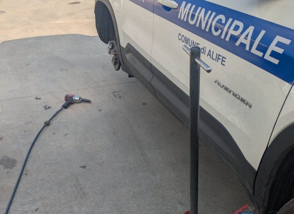 VANDALI IN AZIONE AD ALIFE, SFREGIATA LE AUTO DELLA POLIZIA LOCALE E DEL COMANDANTE