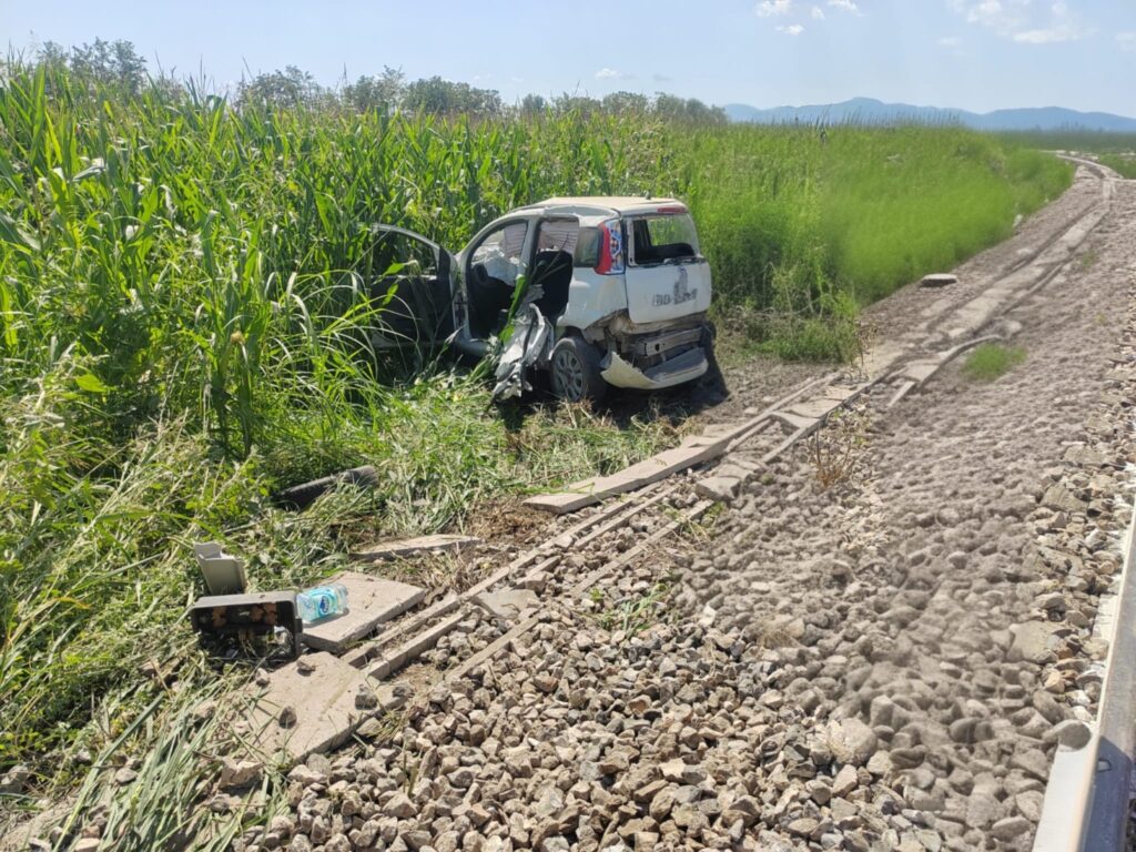 ALIFE, AUTO SOTTO UN TRENO, GRAVE UNA DONNA