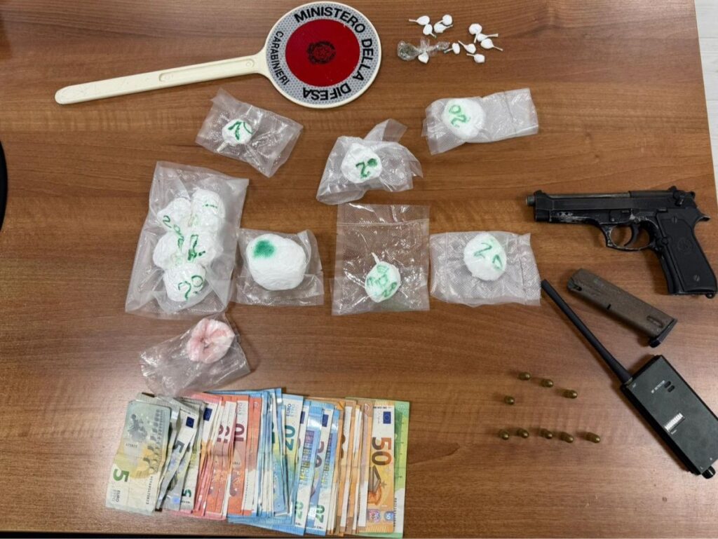 CASTEL VOLTURNO, TROVATO CON PISTOLA CLANDESTINA E DROGA: 22ENNE ARRESTATO DAI CARABINIERI