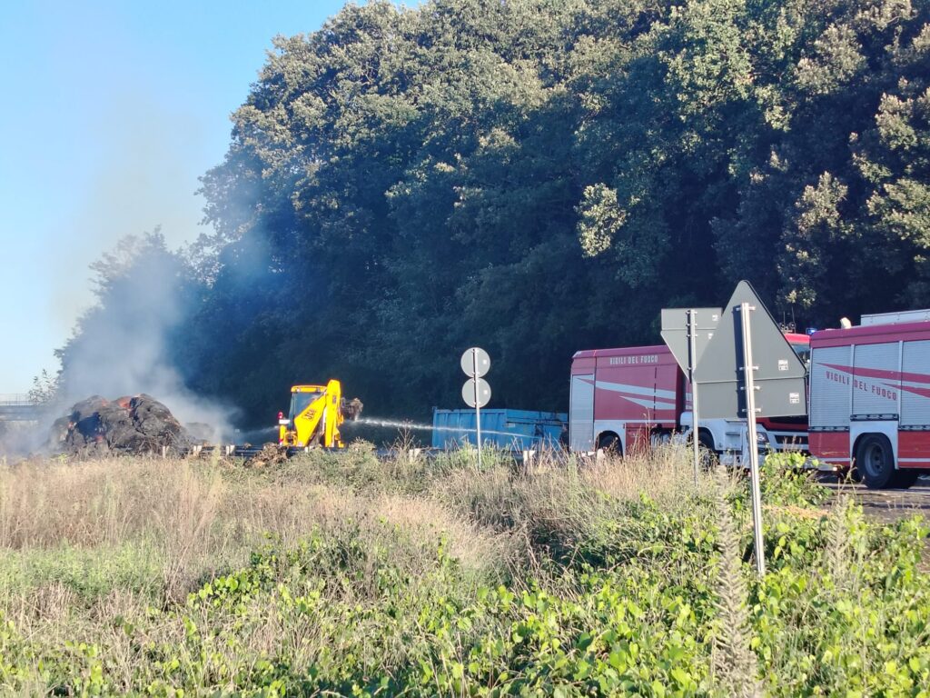 SUPERSTRADA TELESINA, CAMION DI FIENO AVVOLTO DALLE FIAMME