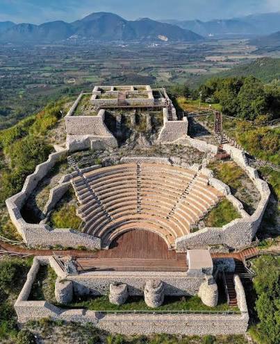 PIETRAVAIRANO, QUANDO IL MITO TORNA A VIVERE, IL TEATRO DIVENTA EMOZIONE