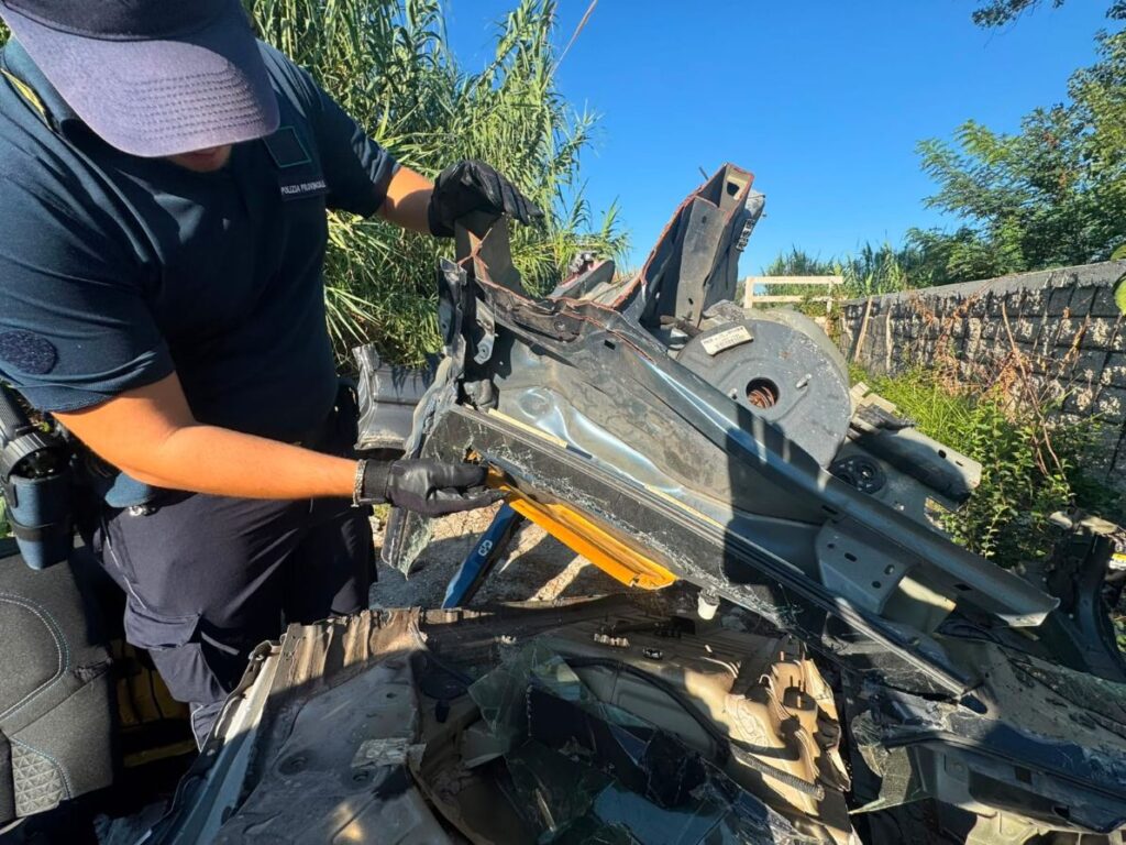 CASTEL VOLTURNO, CIMITERO DI AUTO RUBATE NELLE CAMPAGNE: SEQUESTRATA MAXI DISCARICA ABUSIVA